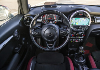 Подержанный автомобиль MINI Hatch 2018 года (15 фото)