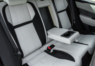 Подержанный автомобиль Land Rover Range Rover Velar 2017 года (10 фото)