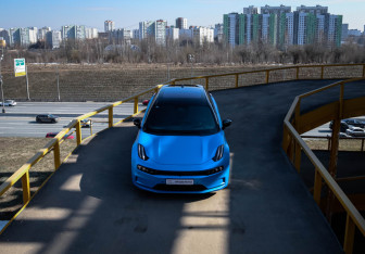 Подержанный автомобиль Zeekr 001 2022 года (18 фото)