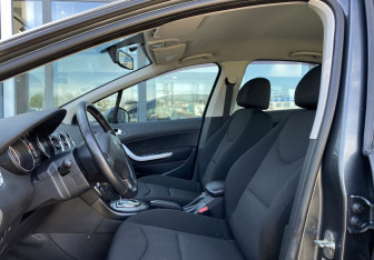 Подержанный автомобиль Peugeot 408 2012 года (18 фото)