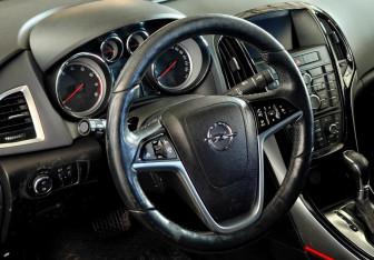 Подержанный автомобиль Opel Astra Sedan 2014 года (12 фото)