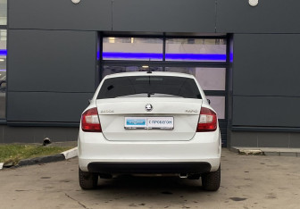 Подержанный автомобиль Skoda Rapid Liftback 2017 года (6 фото)