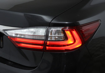 Подержанный автомобиль Lexus ES 2015 года (23 фото)