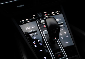 Подержанный автомобиль Porsche Cayenne 2023 года (24 фото)