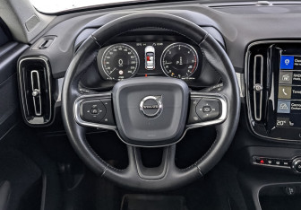 Подержанный автомобиль Volvo XC40 2019 года (21 фото)