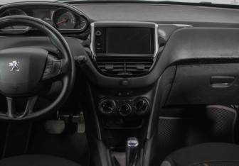 Подержанный автомобиль Peugeot 208 2014 года (14 фото)
