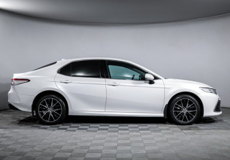 Подержанный автомобиль Toyota Camry Sedan 2021 года (4 фото)