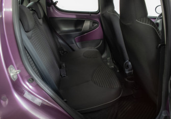 Подержанный автомобиль Peugeot 107 2013 года (10 фото)