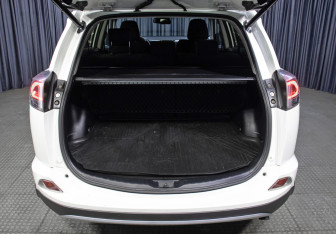 Подержанный автомобиль Toyota RAV4 2017 года (10 фото)