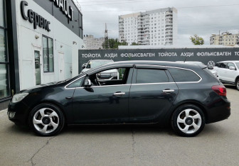 Подержанный автомобиль Opel Astra Wagon 2012 года (8 фото)