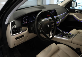 Подержанный автомобиль BMW X5 2019 года (7 фото)