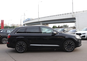 Подержанный автомобиль Audi Q7 2015 года (4 фото)