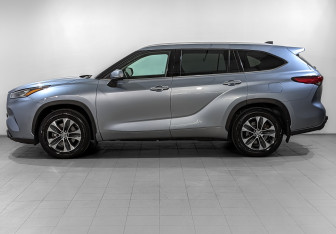 Подержанный автомобиль Toyota Highlander 2021 года (8 фото)