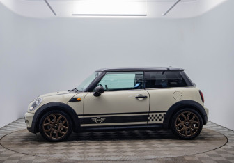 Подержанный автомобиль MINI Hatch 2009 года (8 фото)