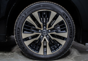 Подержанный автомобиль Toyota Alphard 2021 года (26 фото)