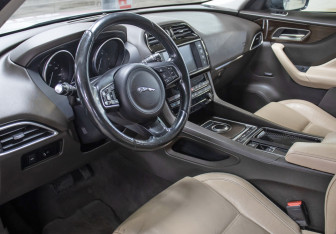 Подержанный автомобиль Jaguar F-Pace 2016 года (16 фото)