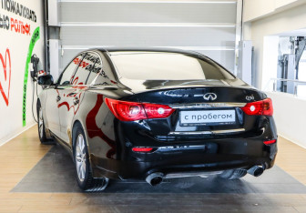 Подержанный автомобиль Infiniti Q50 2017 года (7 фото)