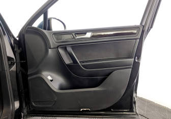 Подержанный автомобиль Volkswagen Touareg 2012 года (25 фото)