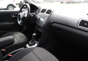 Подержанный автомобиль Volkswagen Polo Sedan 2012 года (9 фото)