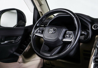 Подержанный автомобиль Toyota Land Cruiser Suv 2021 года (13 фото)