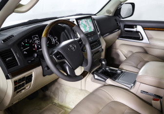 Подержанный автомобиль Toyota Land Cruiser Suv 2016 года (15 фото)