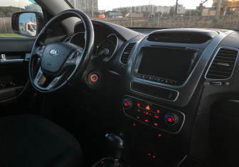 Подержанный автомобиль Kia Sorento 2017 года (9 фото)