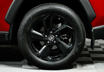 Подержанный автомобиль Toyota RAV4 2021 года (8 фото)