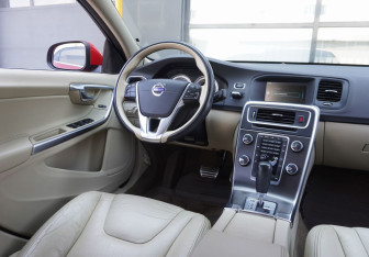 Подержанный автомобиль Volvo S60 2012 года (13 фото)