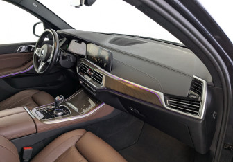 Подержанный автомобиль BMW X5 2022 года (11 фото)