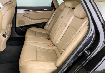 Подержанный автомобиль Genesis G80 2017 года (12 фото)