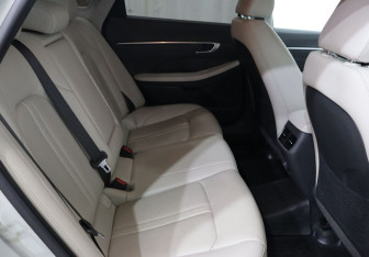 Подержанный автомобиль Hyundai Sonata 2019 года (21 фото)