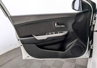 Подержанный автомобиль Kia Rio Hatchback 2014 года (19 фото)