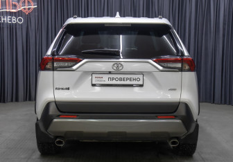 Подержанный автомобиль Toyota RAV4 2022 года (6 фото)