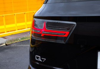 Подержанный автомобиль Audi Q7 2016 года (13 фото)