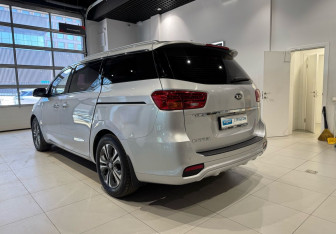 Подержанный автомобиль Kia Carnival 2018 года (6 фото)