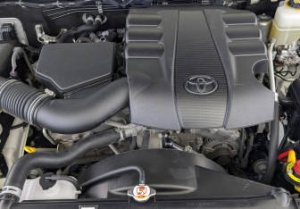 Подержанный автомобиль Toyota Land Cruiser Suv 2021 года (9 фото)