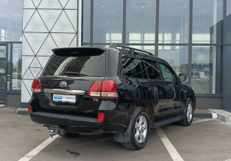 Подержанный автомобиль Toyota Land Cruiser Suv 2008 года (5 фото)