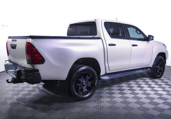 Подержанный автомобиль Toyota Hilux 2020 года (5 фото)