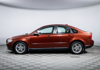 Подержанный автомобиль Volvo S40 2010 года (8 фото)