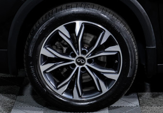 Подержанный автомобиль Infiniti QX30 2017 года (15 фото)