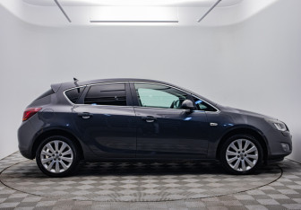 Подержанный автомобиль Opel Astra Hatchback 2011 года (4 фото)