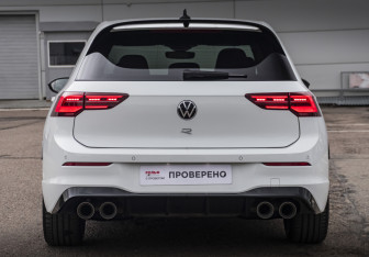 Подержанный автомобиль Volkswagen Golf R Hatchback 2021 года (8 фото)