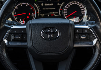 Подержанный автомобиль Toyota Land Cruiser Suv 2023 года (11 фото)