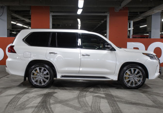 Подержанный автомобиль Lexus LX 2016 года (4 фото)