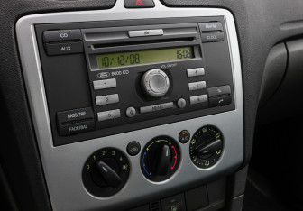 Подержанный автомобиль Ford Focus Sedan 2006 года (17 фото)