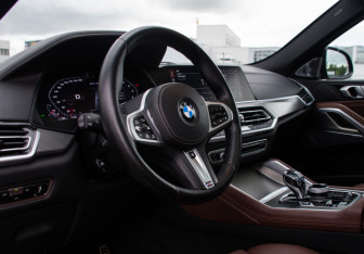 Подержанный автомобиль BMW X6 2021 года (9 фото)