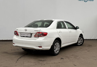 Подержанный автомобиль Toyota Corolla Sedan 2012 года (5 фото)