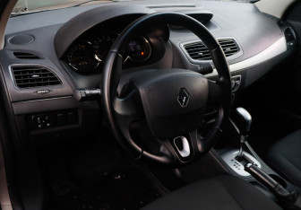 Подержанный автомобиль Renault Fluence 2011 года (15 фото)