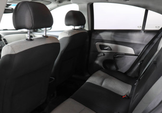 Подержанный автомобиль Chevrolet Cruze Sedan 2011 года (12 фото)