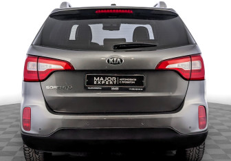 Подержанный автомобиль Kia Sorento 2015 года (6 фото)